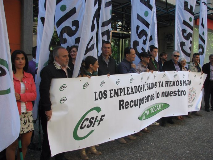 Concentración de delegados sindicales de CSIF ante Educación