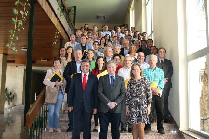 Foto de familia de Primo Jurado, Lorite y  responsables de SEPE con los alcaldes