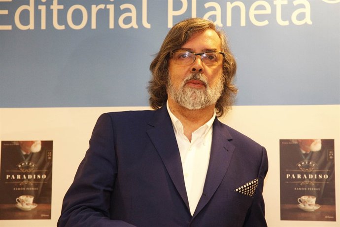 Ramón Pernas junto a la novela ganadora del premio Azorín