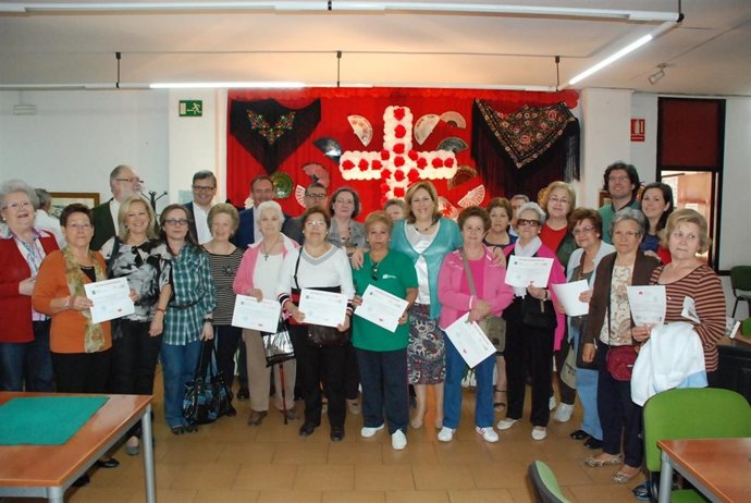 Entrega de diplomas a los participantes en el programa Por un millón de pasos