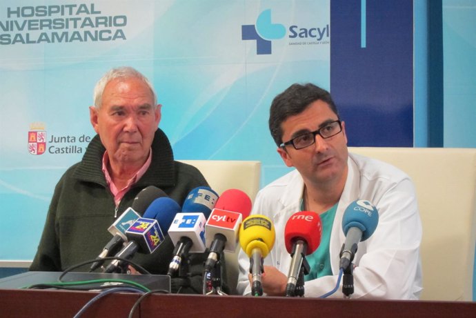 El paciente del implante junto al cardiólogo Javier Jiménez en Salamanca