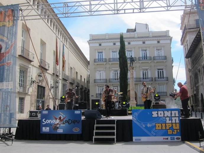 Uno de los grupos de Sona la Dipu que ha actuado en la presentación de 2014