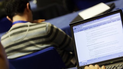 Hombre utilizando ordenador portátil