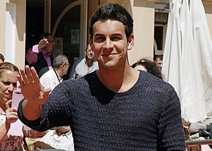 Mario Casas da la bienvenida a su nuevo hermano