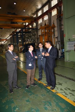 Expósito (2º dcha.) en su visita a la factoría de ABB en Córdoba
