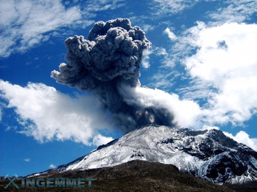 El volcán Ubimas expulsó gases y ceniza ente lunes