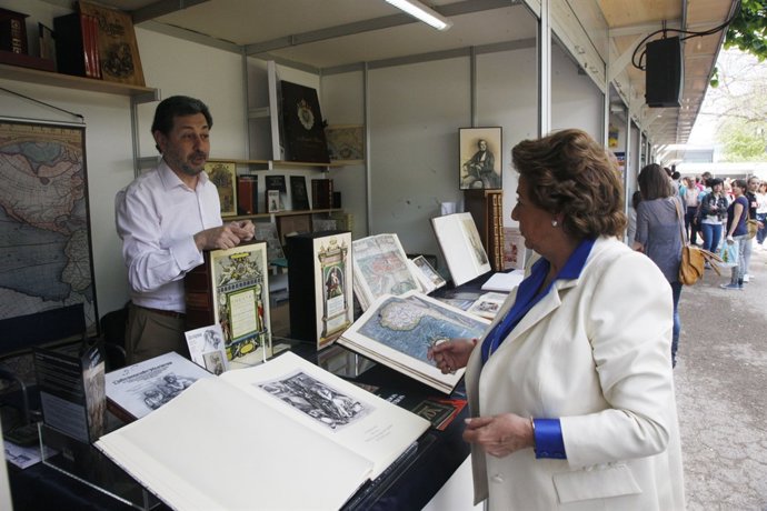 Barberá visita la Feria del Libro