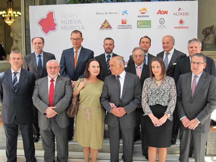 Garre, con los miembros y representantes del Foro NUeva Murcia