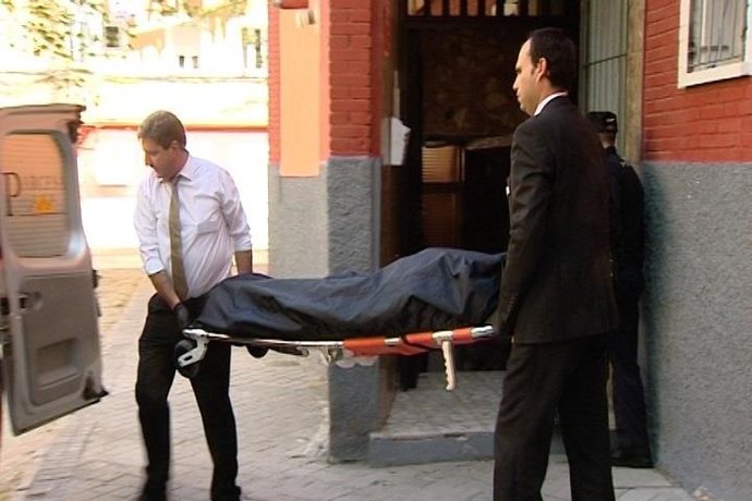 Salida del cuerpo de la mujer encontrada por su hijo de 9 años