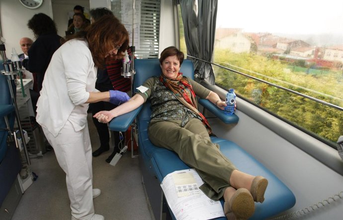 La conselleira de Sanidade, Rocío Mosquera, dona sangre.