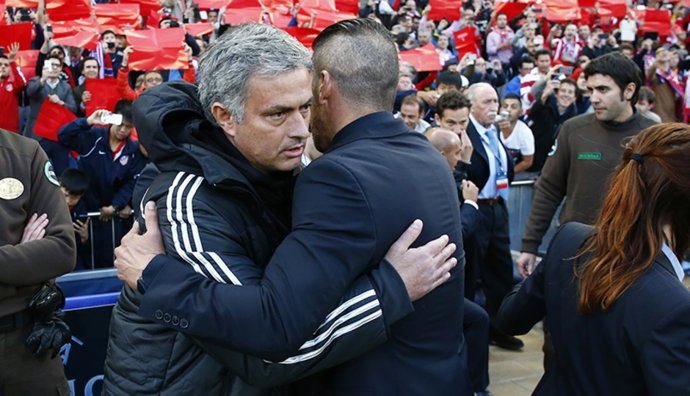 José Mourinho saluda a Diego Pablo Simeone en el Calderón