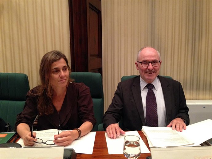 La adjunta del Síndic de Greuges de Catalunya, M.J.Larios, y el Síndic R.Ribó