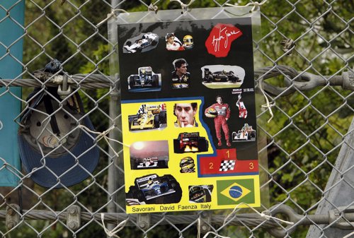 Dibujos y fotos recuerdan a  Ayrton Senna en Imola