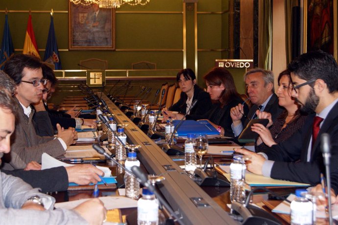 Reunión de representantes de las siete ciudades en Oviedo