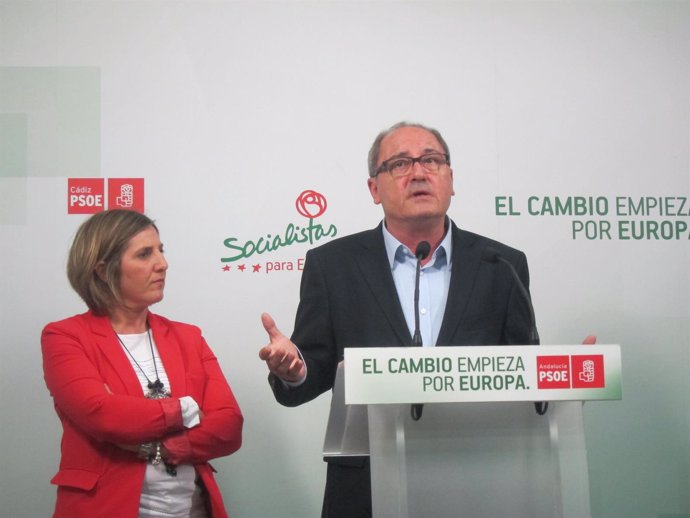 Cornejo, junto a Irene García, en rueda de prensa