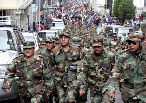 Militares bolivianos de bajo rango.