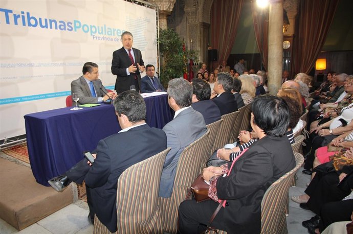 Tomas Burgos en el ciclo 'Tribunas Populares' en Cádiz