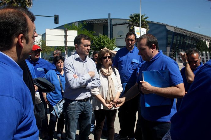 Maíllo con los trabajadores de Eozen
