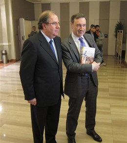 Juan Vicente Herrera, junto a Pedro J. Ramírez, en la presentación de su libro