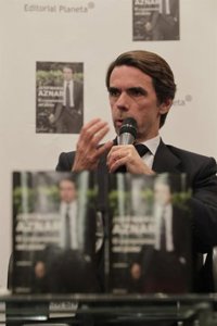 Hernando (PP) espera que Aznar pueda cambiar su agenda y participar finalmente en la campaña