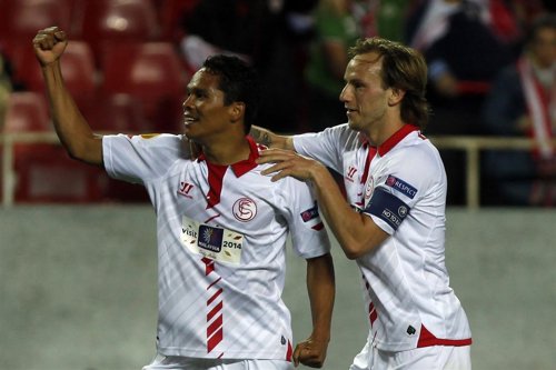 Bacca celebra el gol con Rakitic