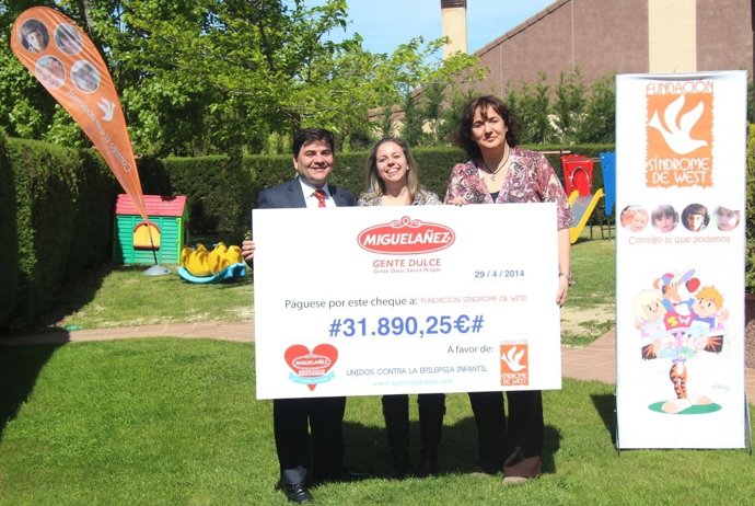 Director general de Migueláñez entrega el cheque de la campaña Sonrisas Dulces