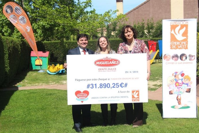 Director general de Migueláñez entrega el cheque de la campaña Sonrisas Dulces