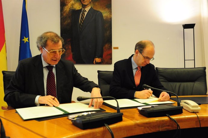 Firma del convenio de colaboración entre el Parlamento y el Ateneo
