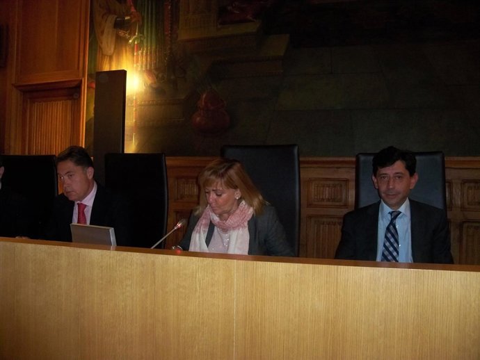 Carrasco, (centro) acompañada del vicepresidente, Marcos Martínez, y González.