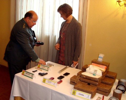 Sanz y Gil, junto a la droga.