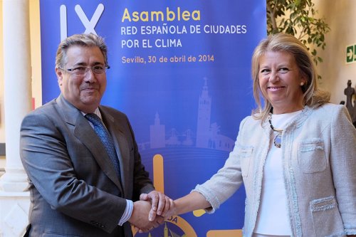 Juan Ignacio Zoido, junto a María Ángeles Muñoz, de la FAMP