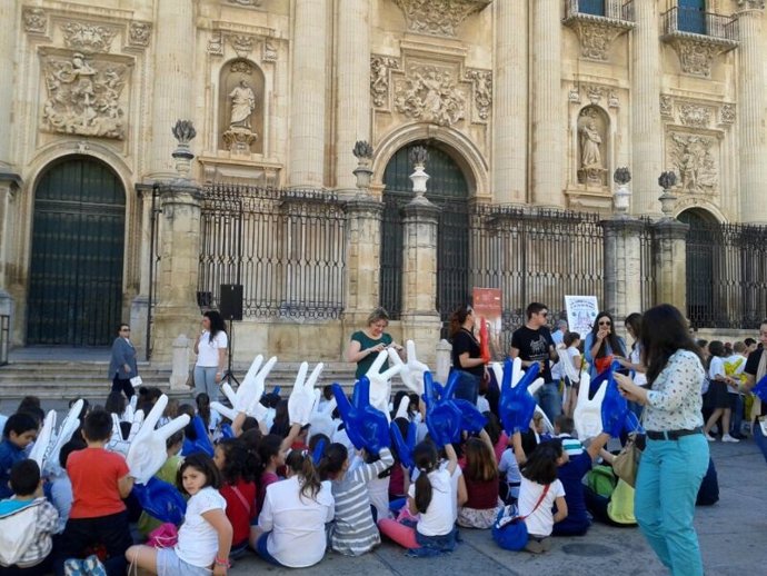 Escolares de Jaén participan en un abrazo simbólico a la Catedral.