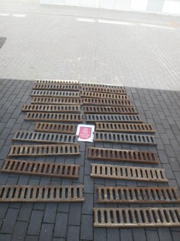 Rejillas sustraídas en Pitillas e incautadas por la Policía Foral. 