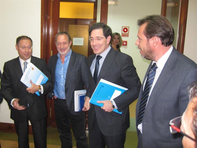 Cuatro de los cinco integrantes de la Comisión de Investigación