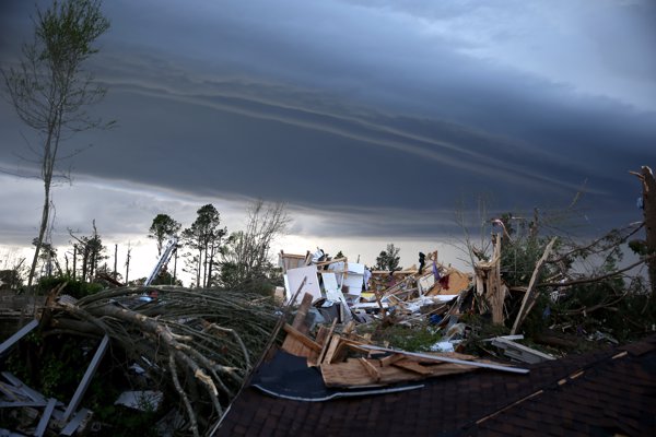 Mujer encuentra vivo a su perro tras el paso del tornado de Misisipi