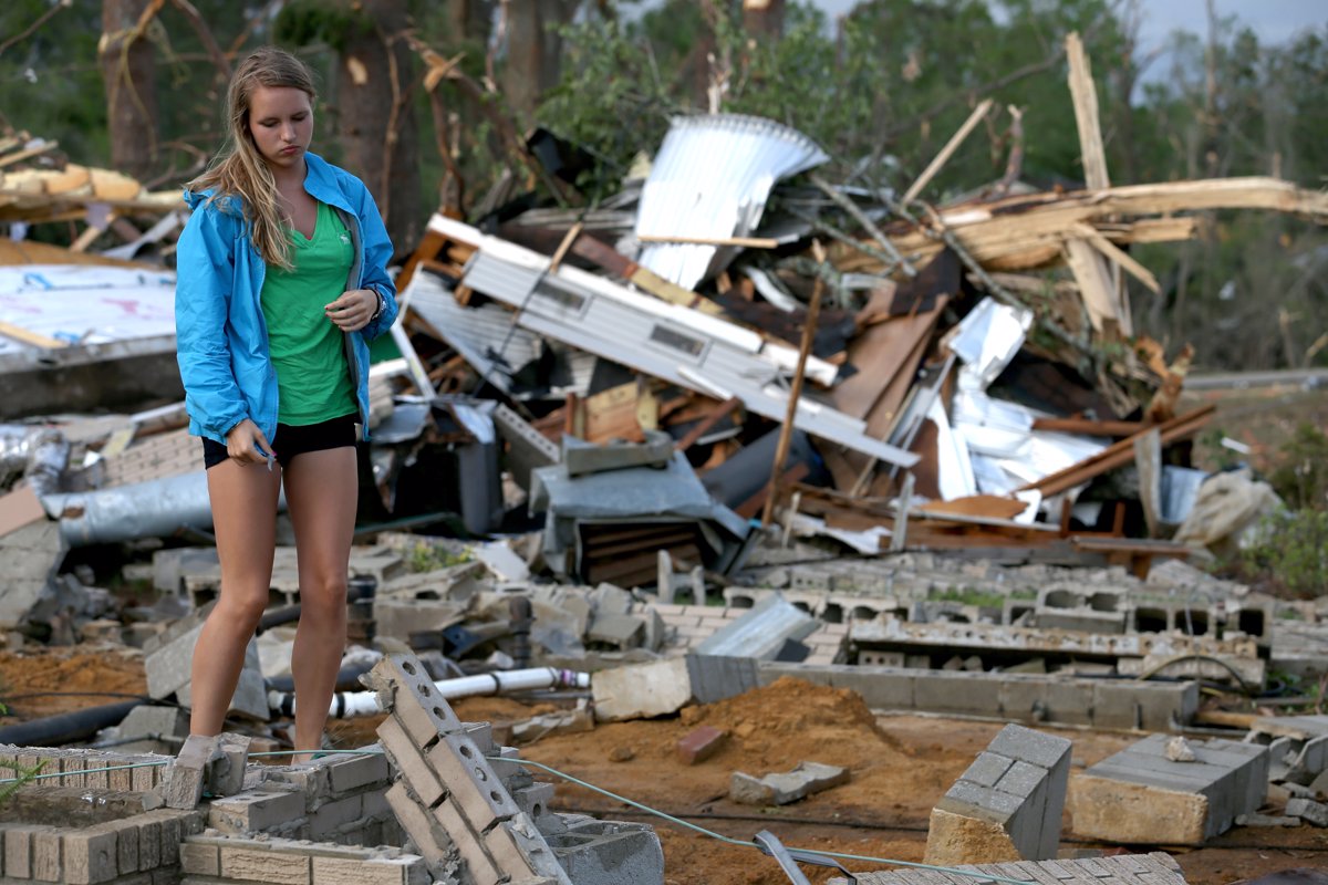 Mujer encuentra vivo a su perro tras el paso del tornado de Misisipi
