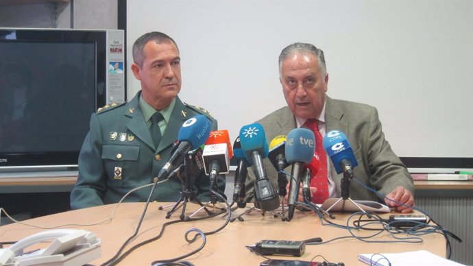 El subdelegado del Gobierno en Huelva, Enrique Pérez Viguera, junto al coronel.