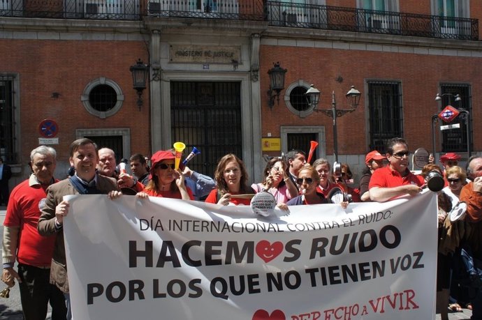 Voluntarios de Derecho a Vivir, cacerolada ante Justicia