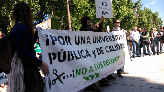 Concentración de personal docente de la US frente a San Telmo
