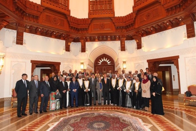 El Rey junto a los asistentes al encuentro empresarial celebrado en Omán