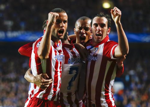Mario Suárez y Miranda celebran el gol de Adrián López