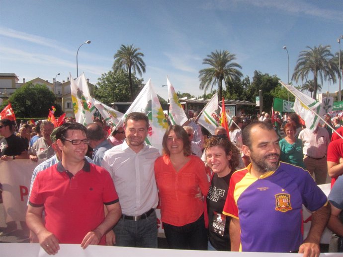 Antonio Maíllo con representantes de IU y el PCA en la manifestación en Córdoba