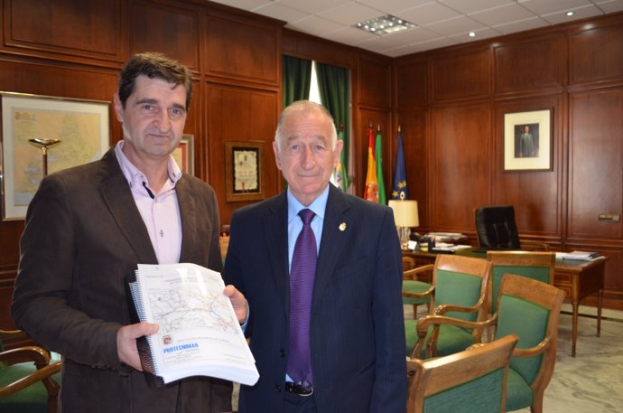 El alcalde de Oria, Marcos Reche, y el presidente de la Diputación, Gabriel Amat