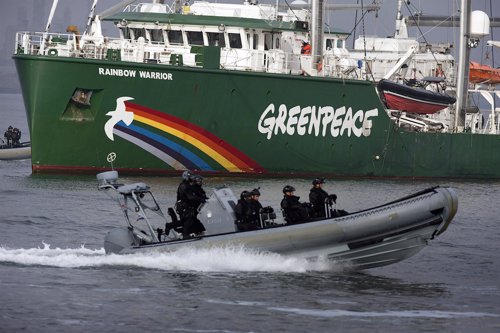 Barco de Greenpeace asaltado por la policía holandesa en el puerto de Róterdam