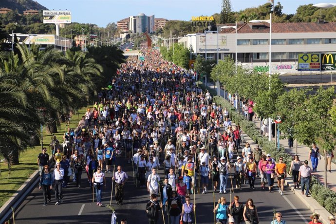 Miles de pelegrinos por la avenida de Dénia camino de la Santa Faz