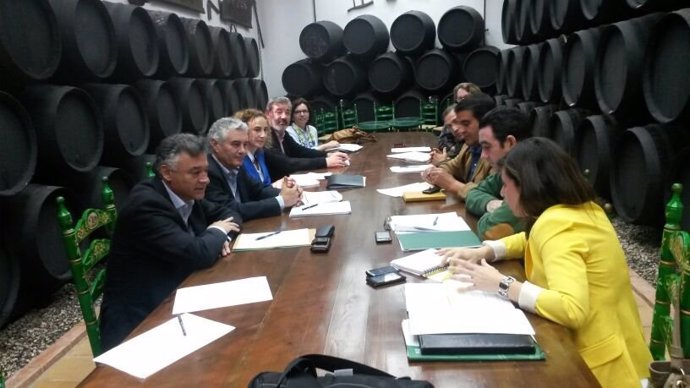 La Junta apoya al sector vitivinícola de la provincia en Chipiona