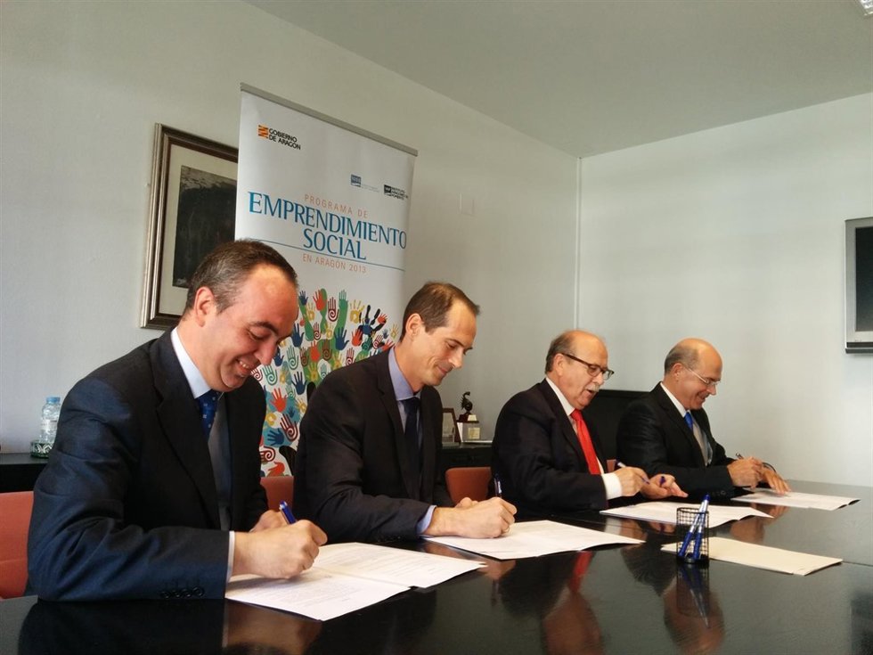 Firma del acuerdo entre el IAF y las entidades financieras