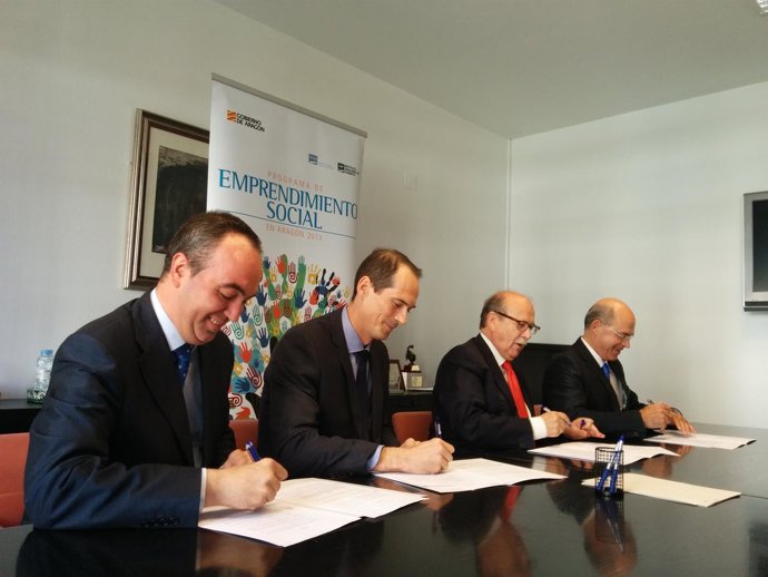 Firma del acuerdo entre el IAF y las entidades financieras