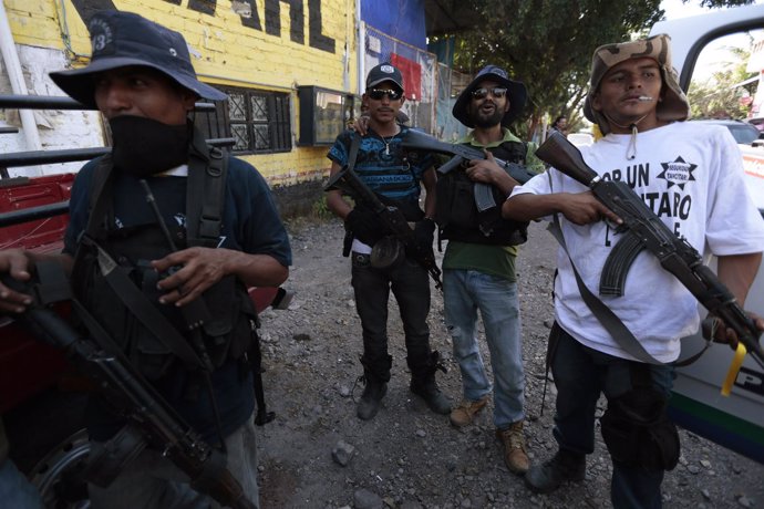 Civiles armados pertenecientes a grupos de autodfensa mexicanos de Michoacán.