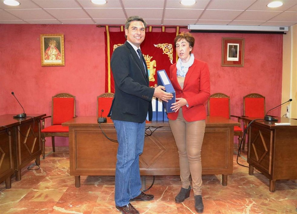 Lorite entrega el PGOU a Carmona